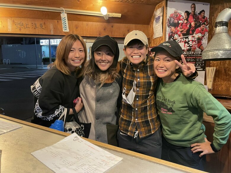 なでしこ時代のメンバーとは今でも仲間としていい関係が続いているそう。左から2番目が永里さん