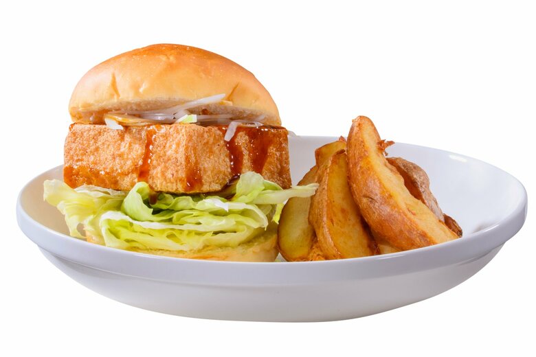 肉の代わりに「厚揚げ」をはさんだボリューミーなハンバーガーも話題になった