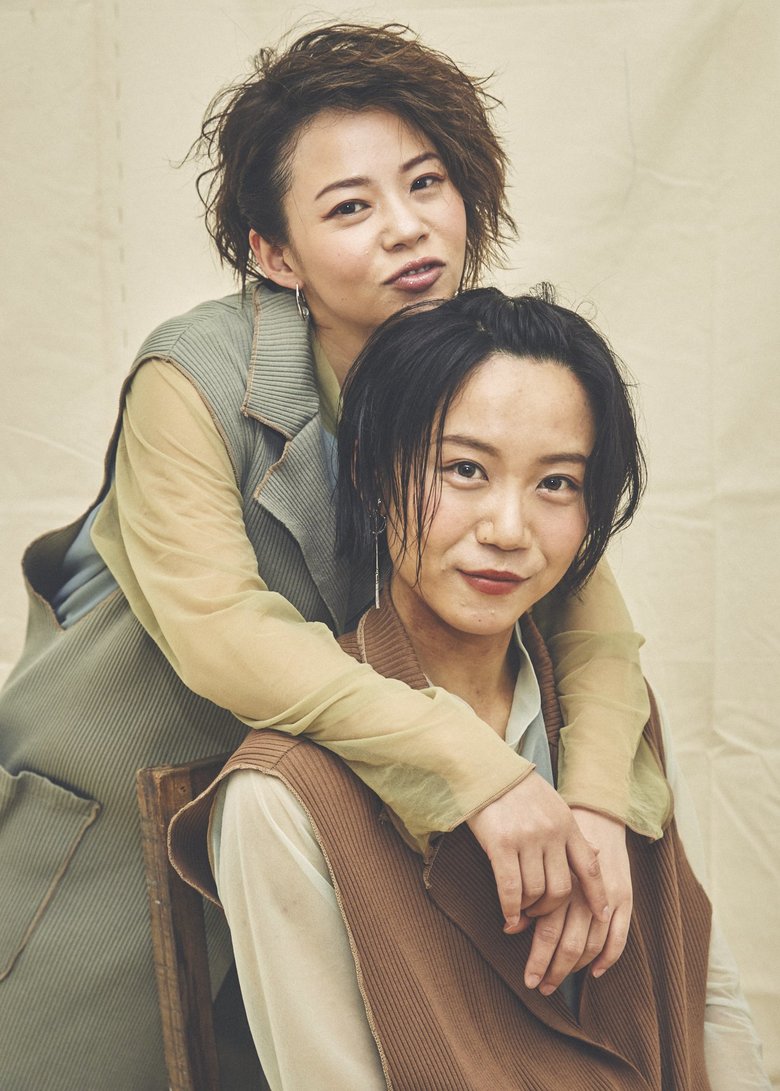 菜那さんが美帆さんをバックハグしたモデルのような姉妹写真