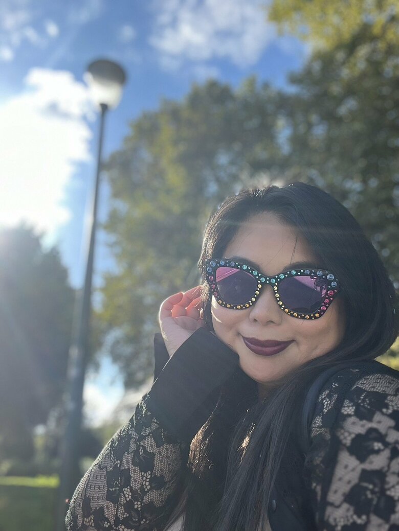 パリで街歩きを楽しむ桃果さん