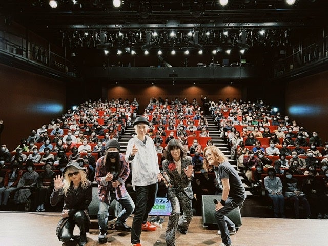 筋肉少女帯のみなさんと共演後に一枚（純さんは右から2番目、真ん中が大槻ケンヂさん）