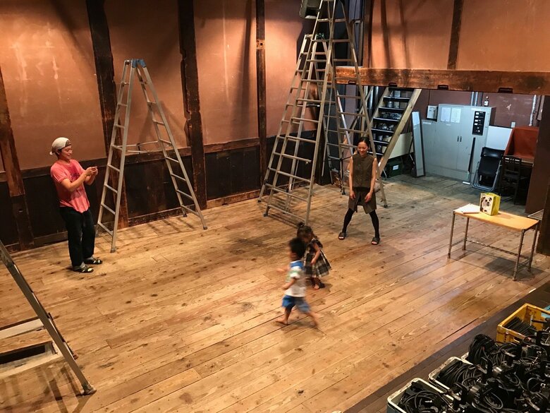 舞台稽古の休憩中に共演者各々の子どもたちが遊びにきたときの1枚