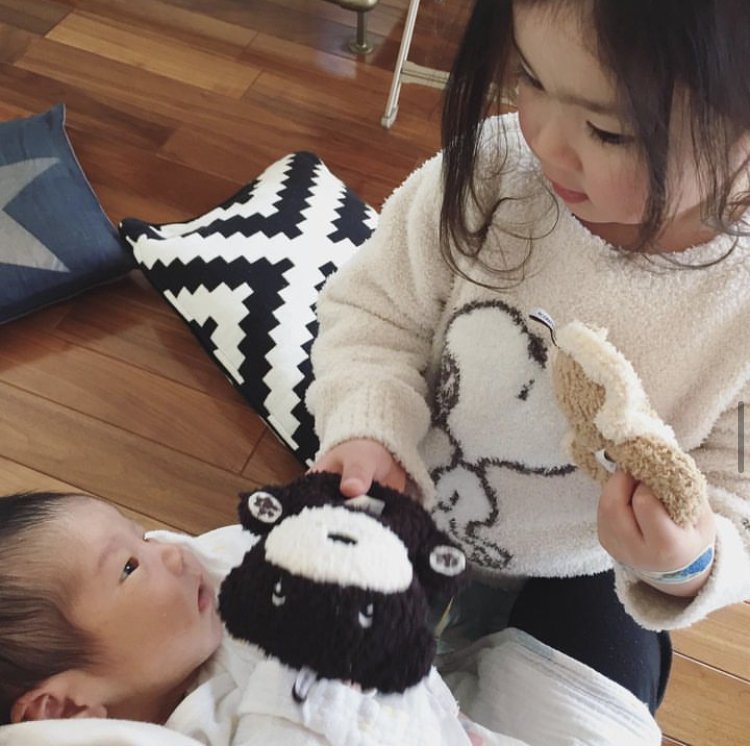 弟に優しい眼差しを向けるお姉ちゃん