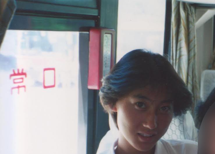 友近さん17歳の頃、友達と移動中