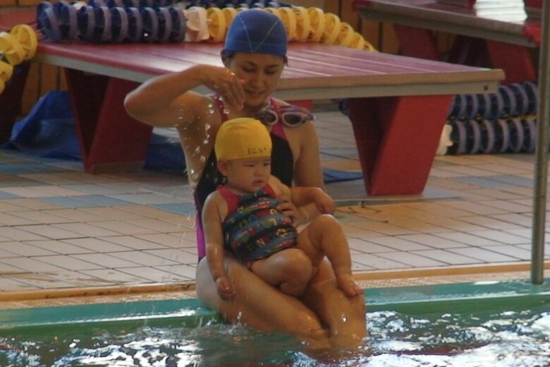 長女とスイミングをする2人目妊娠中のあら馬さん