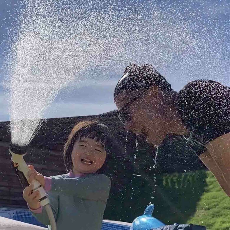 大好きな水遊びにパパも全力で参加