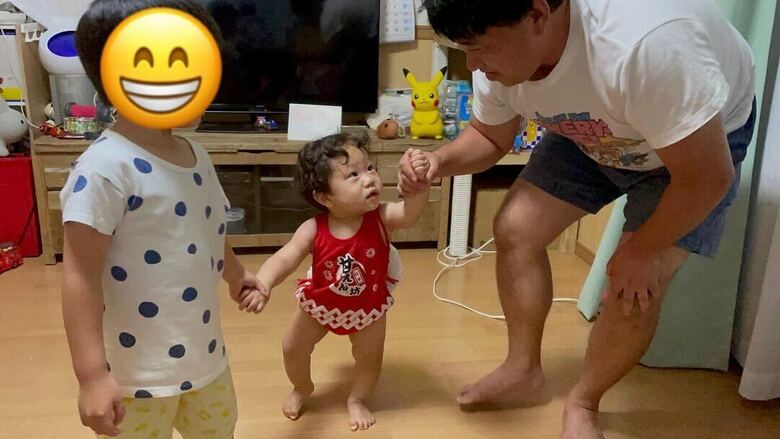 一升餅を背負って歩く弟をサポートするおにいちゃんとスギちゃん