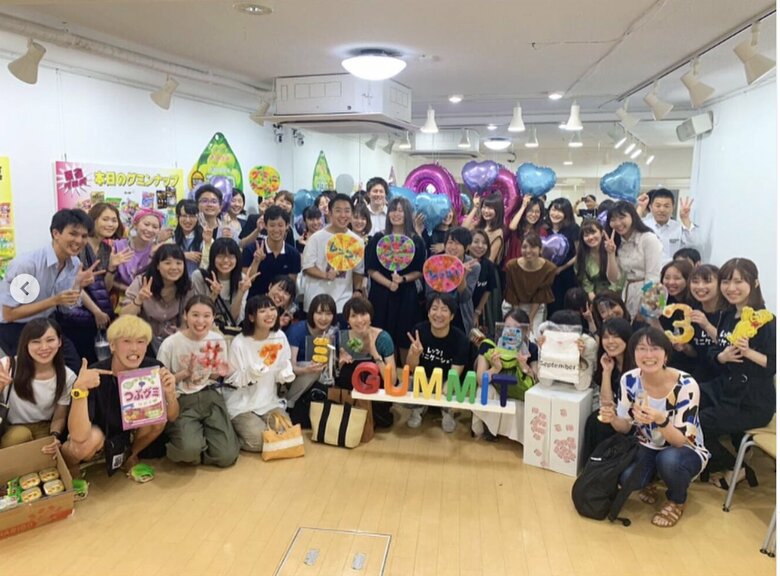GUMITTのメンバーたちと（写真：日本グミ協会公式Instagramより）