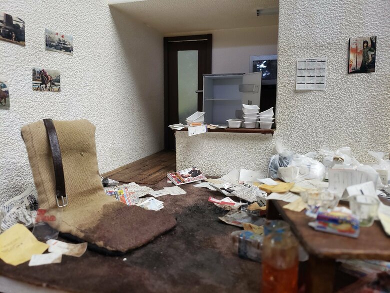 餓死で亡くなったことを感じさせる部屋のミニチュア