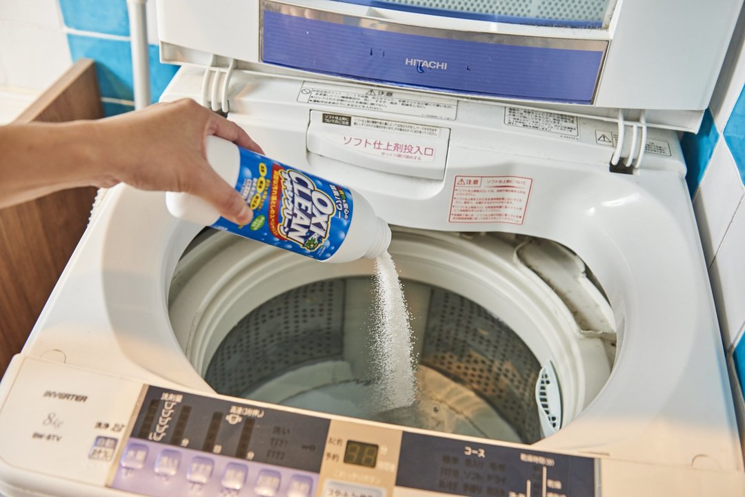 オキシクリーンを洗濯機に入れるところ