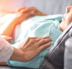 親の介護と仕事の両立はできるのか…離職経験者が半数超えの実態