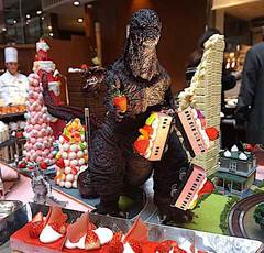 ゴジラの今度の宿敵はイチゴ!? 期間限定ランチブッフェ「イチ・ゴジラ」襲来！