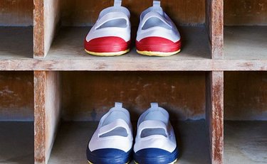 「手で絞っちゃダメ？」上履きの正しい洗い方を老舗メーカーに聞く「乾燥時に直射日光は避けるべき理由」も解説