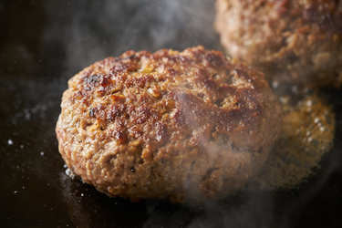 滝沢カレンさんのお手製ハンバーグがスゴい「断面見たらよだれが…」