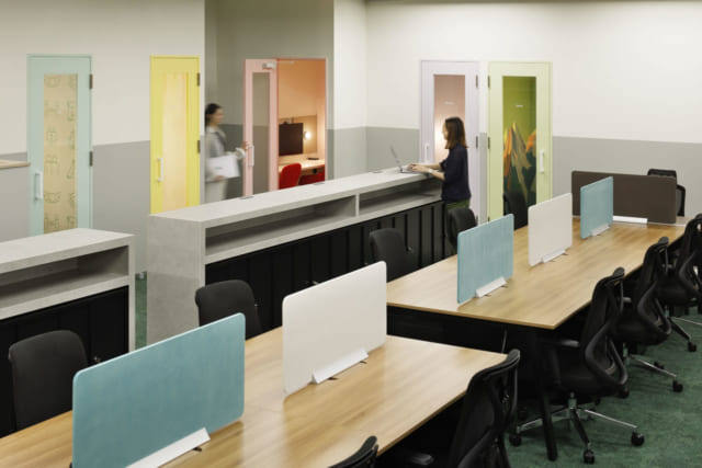 アイグッズ社内の執務室