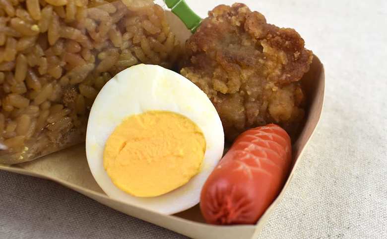 セブンイレブンのおすすめランチ「鶏めしおむすびセット」の実食画像