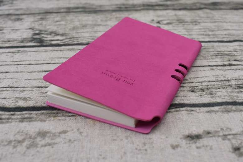 ダイソーの人気文房具「von Braun ノート ペンホルダー付」のアップ画像