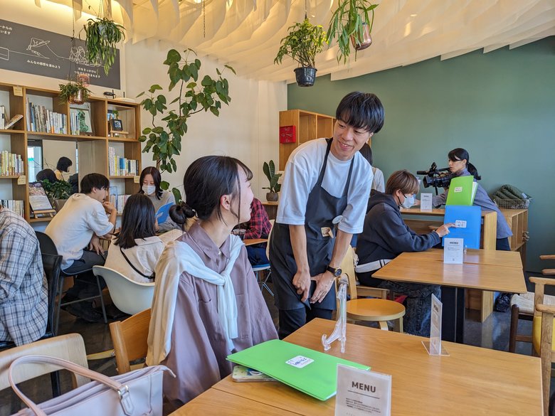 2023年10月、埼玉県越谷市で行われた「注文に時間がかかるカフェ」の様子