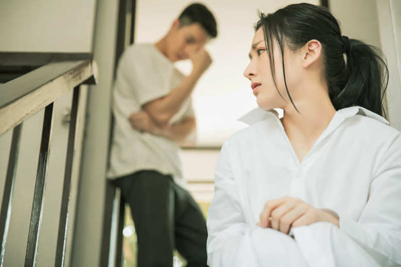 話し合っている夫婦