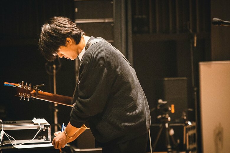 ライブのリハーサル中の尾崎さん