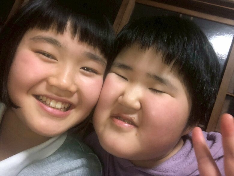 姉のここなさん小6、ゆいなさん小3。仲よし姉妹
