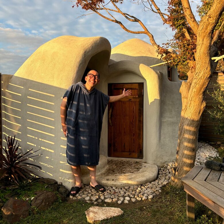 サウナや温泉に造詣が深いノビ山本さん。富山市にある絶景サウナにて