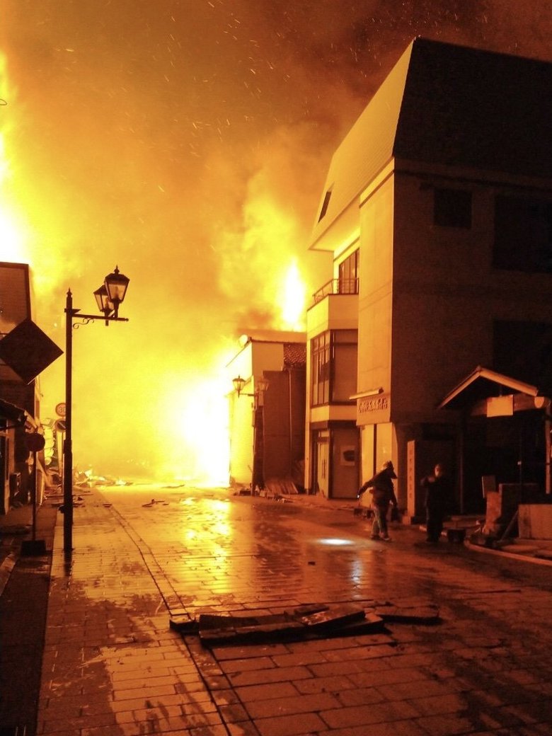 朝市通りの店舗の隣まで火災が迫ってきた時の様子