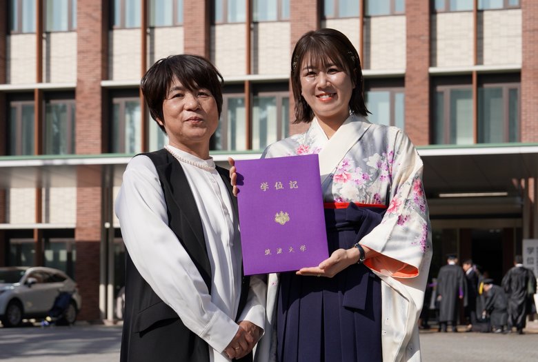 昨年3月に筑波大学大学院人間総合科学研究群スポーツウエルネス学学位プログラムを修了。お母様と一緒に