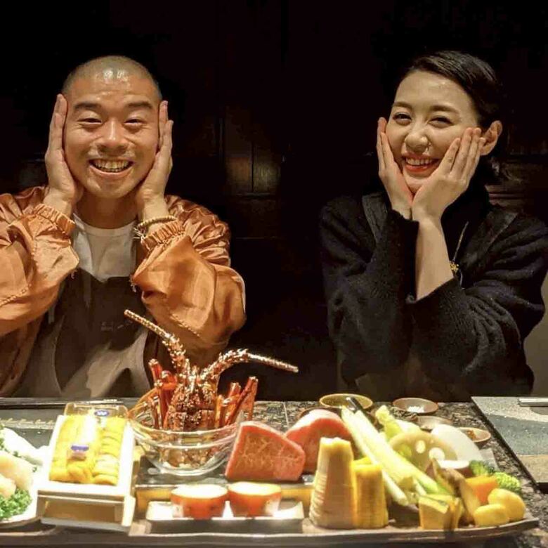 ごちそうを前にテンションUPのふたり！大阪中が祝福するベストカップル