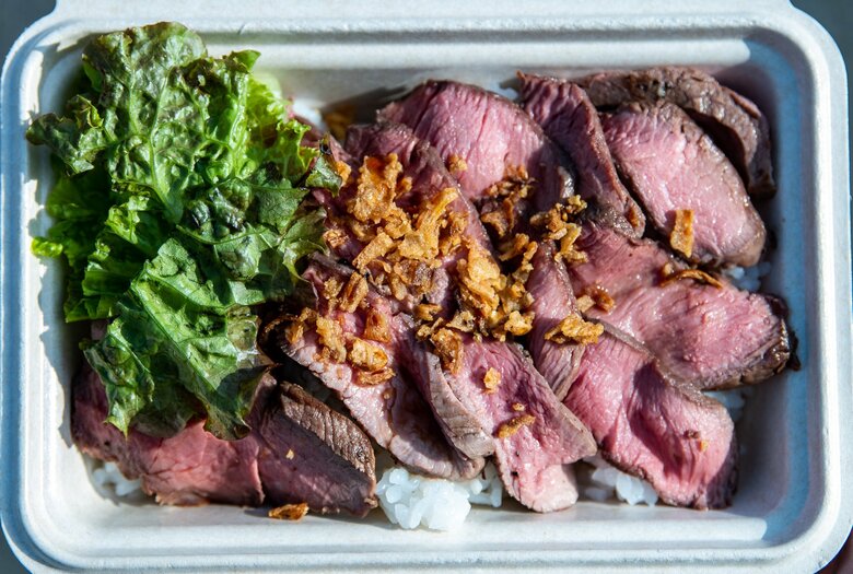 鹿肉の赤身の旨味を堪能できる鹿肉のロースト丼