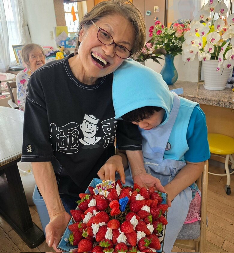 高齢のお母さんと、27歳を迎えた最愛の娘セーラーさんを手作りケーキでお祝い