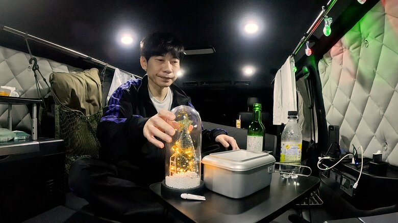 ハイエースの車内。この日は激安車中泊できる温泉付きのホテルへ。夜はクリスマスディナーを楽しんだ