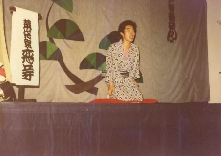 大学1年生の落語研究会発表会の様子