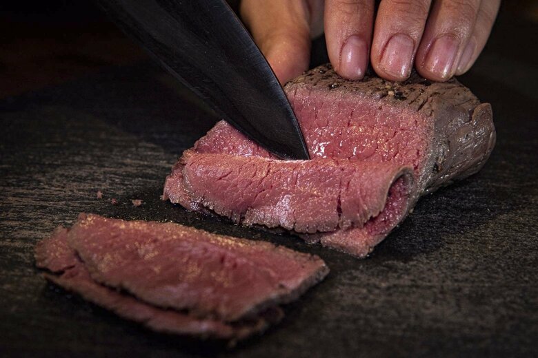 に、に、肉汁があぁぁ！鹿肉もこんなにジューシーとわかる1枚