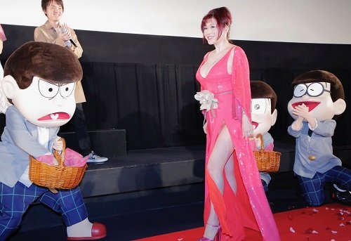 18歳の6つ子たちがしっかりエスコート！