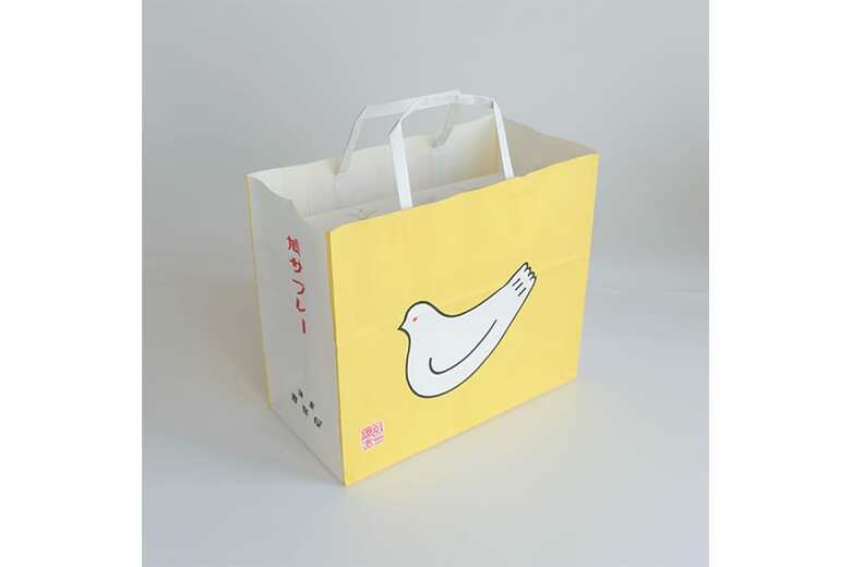 おなじみの「鳩サブレー」の黄色い紙袋