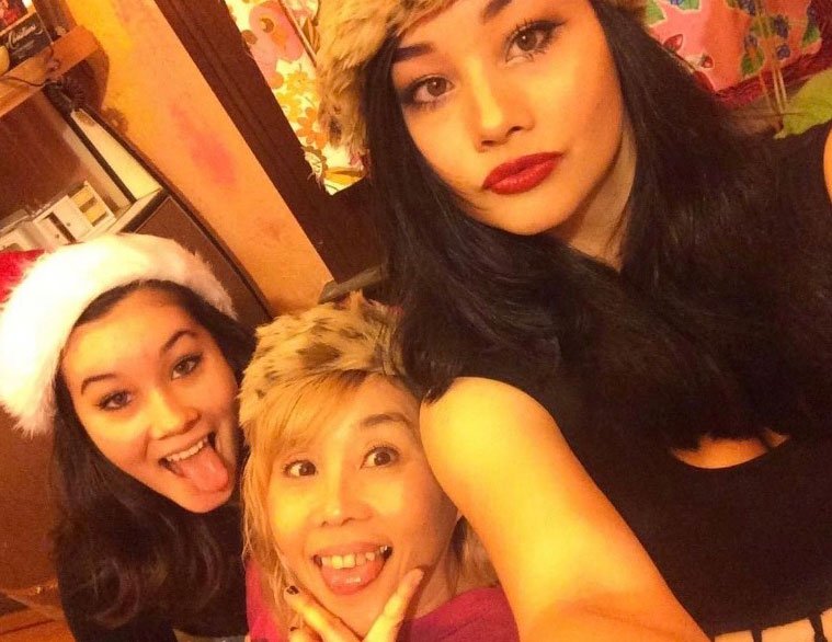 クリスマスパーティーにて、2人の娘さんと野沢さん