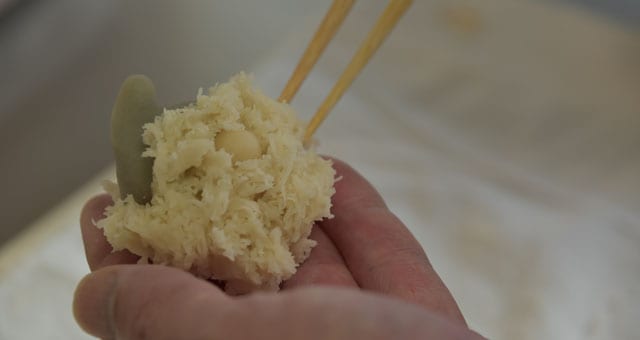 箸を使って丁寧に飾り付けされていく生菓子