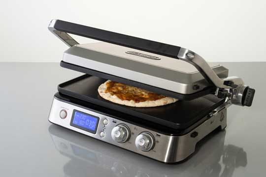 ▲市販のピザを焼いてみることに。上230℃、下180℃で焼く10分間焼く