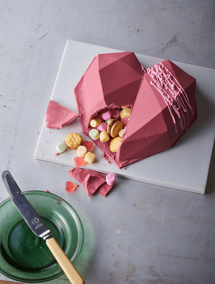 チョコレートの「温めると溶けて、冷えると固まる」性質を利用した「壊して食べる スマッシャブルケーキ」