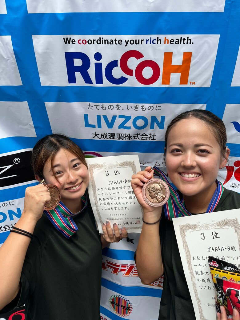 今年6月に開催された国際親善大会では3位の好成績をおさめメダルを手にする伊藤・堀（写真右）ペア