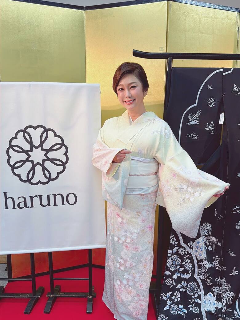 自身がプロデュースする着物ブランド『haruno』の着物を身に纏ったはるな愛さん
