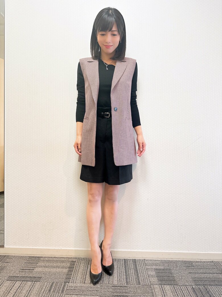 ミニスカート姿で番組収録