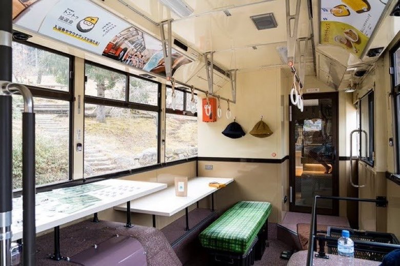 路線バスの空気感が漂うサウナ室手前の休憩スペース