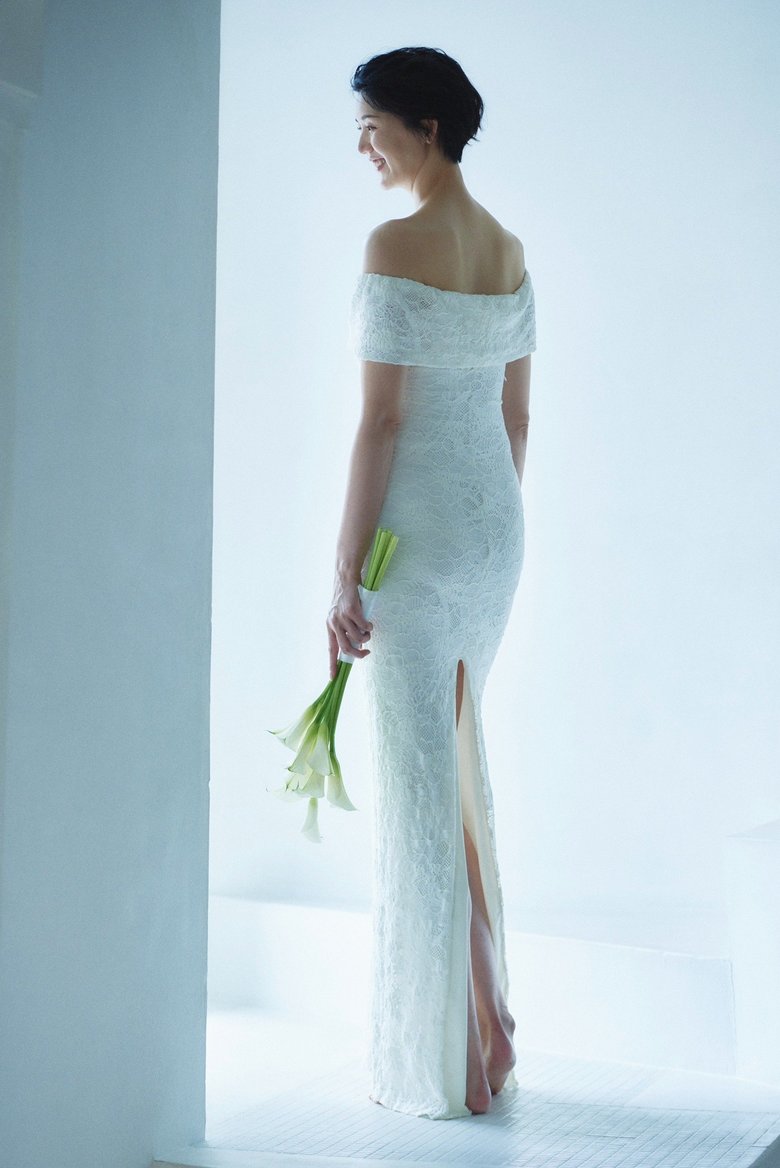 純白のウェディングドレスを着用し、手には白の花束も