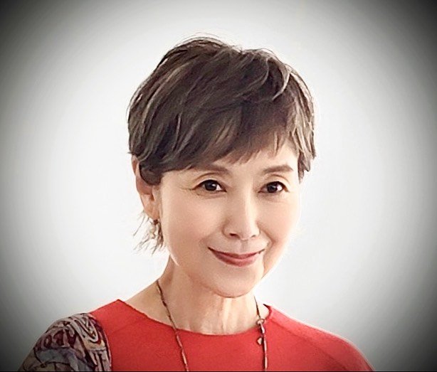 現在62歳の手塚理美さん。素敵に年齢を重ねる姿は女性の憧れ