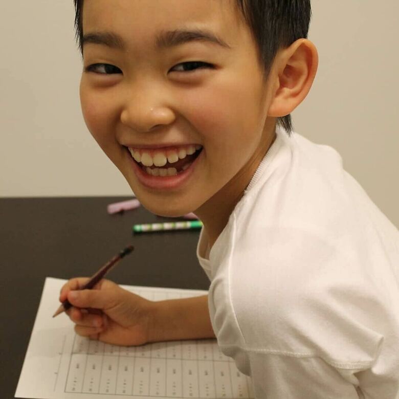 2020年ごろ、楽屋で時間を見つけては勉強する村山さん。偉い…