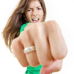 不倫夫に鉄拳制裁!!  怒りに怒った妻たちの〝お仕置き〟が想像を超えてる