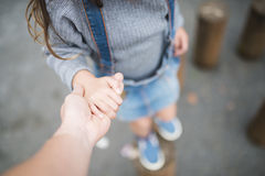 それはある日、突然に…子どもが手をつないでくれなくなった年齢