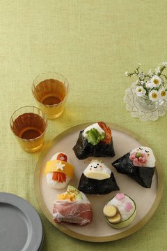 お花見弁当におすすめ！　春のかわいいおにぎり【CHANTO4月号より】